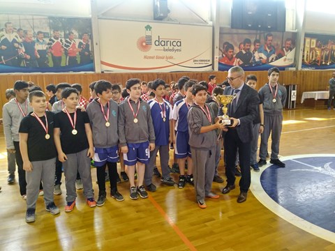 DARICA ŞAMPİYONU ORTAOKUL BASKETBOL TAKIMIMIZA KUPA VE MADALYALARI TAKDİM EDİLDİ